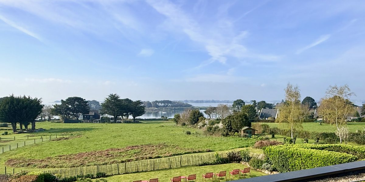 vue mer depuis la terrasse de la chambre d'hôte la bellevue séné vannes bretagne morbihan