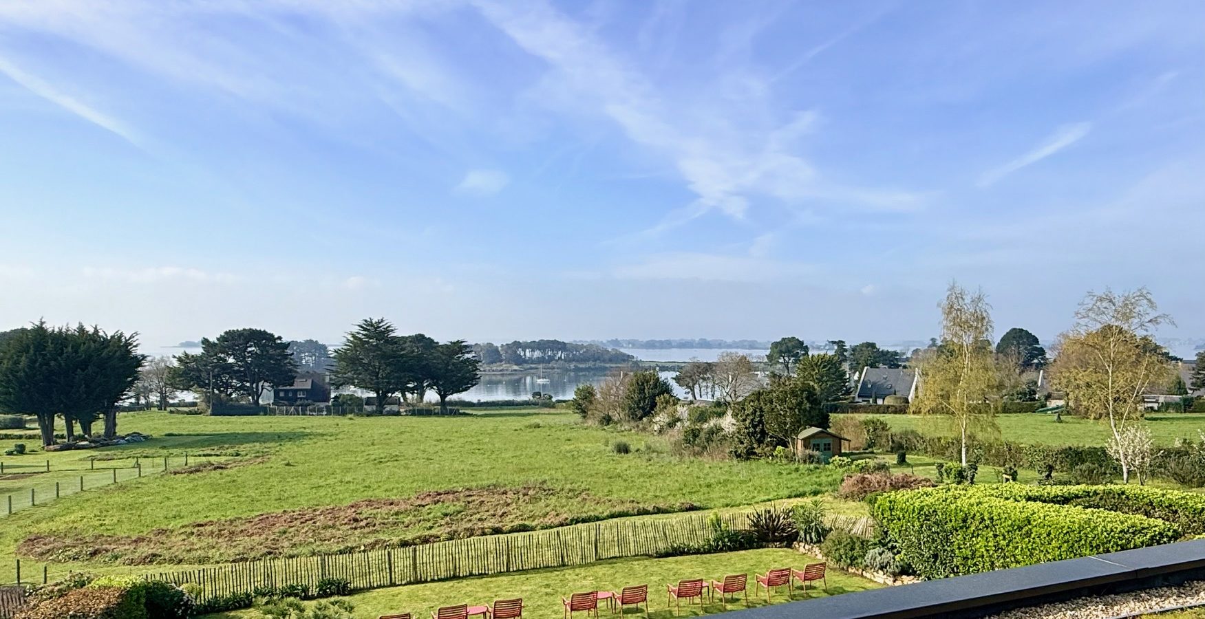 vue mer depuis la terrasse de la chambre d'hôte la bellevue séné vannes bretagne morbihan